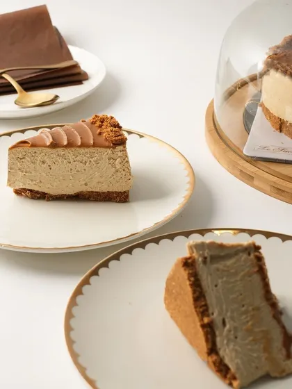 A perfect slice of my Lotus Biscoff Cheesecake, ready to be served. The smooth, creamy texture contrasts beautifully with the crunchy, spiced biscuit base.