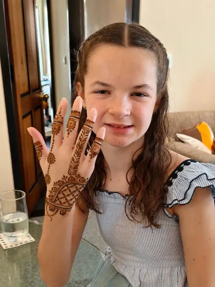 This pretty girl from the UK was so pleased with her intricate back-hand design.