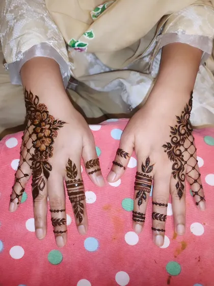 A modern take on party henna, with a net pattern on one side and delicate bands on the fingers.