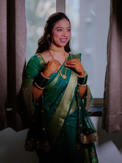 An engagement look should be full of happiness and sparkle. I gave this bride a luminous look with soft waves in her hair, perfect for her vibrant green saree and the start of her wedding journey.