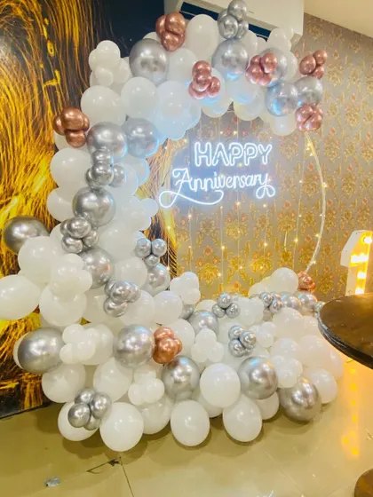 A different perspective of the chic first-anniversary balloon ring decoration.