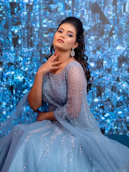 A look of pure confidence and glamour. This sparkling blue gown is perfect for the bride who wants to shine and make a statement.