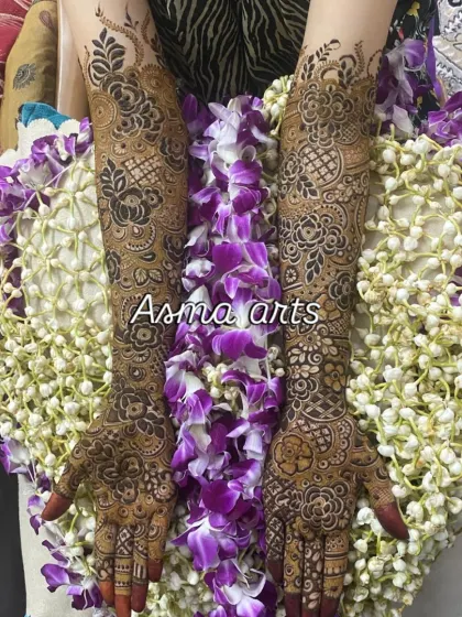 I love creating full, dense bridal designs that cover the arms from fingertips to elbow. This classic look features a mix of floral patterns, delicate netting, and bold motifs, all coming together to create a breathtaking piece of art for the bride.