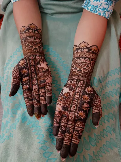 This design features elephants and lotuses in a grid-like pattern, offering a structured yet artistic look.