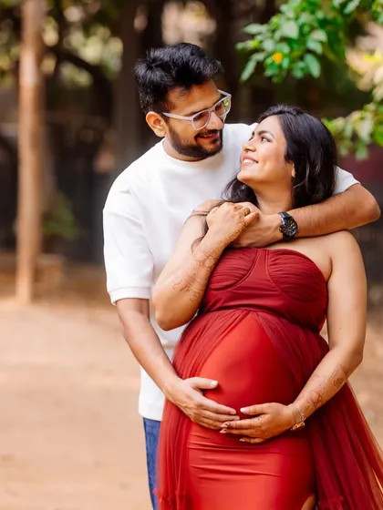 A candid and loving gaze between the couple during their outdoor session. The focus is on their connection, with the natural greenery providing a soft, beautiful backdrop.