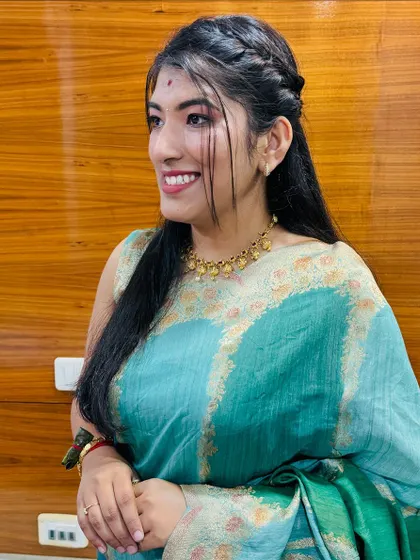 This is a great example of a soft glam makeup look for a party or festival. We did a simple side braid and kept the makeup fresh and luminous with a winged eyeliner and a natural lip colour.
