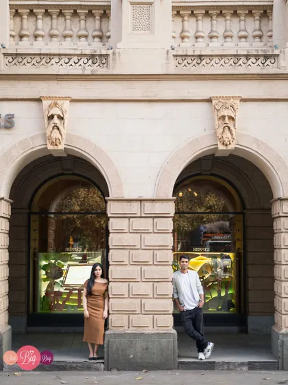 A full-frame version of the architectural portrait, showcasing the grandeur of the urban setting for this couple's photoshoot.