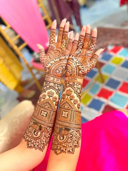 This design features personalized names and house-like motifs, telling a unique story for the bride. The peacocks at the bottom add a classic touch.