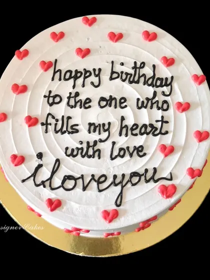 A simple and heartfelt birthday cake with a spiral of love. The message is sweet and direct, perfect for expressing your feelings.