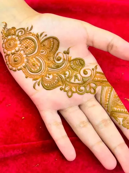 A small, charming paisley and floral motif on the palm. This is a great example of a quick design for a party or festival.