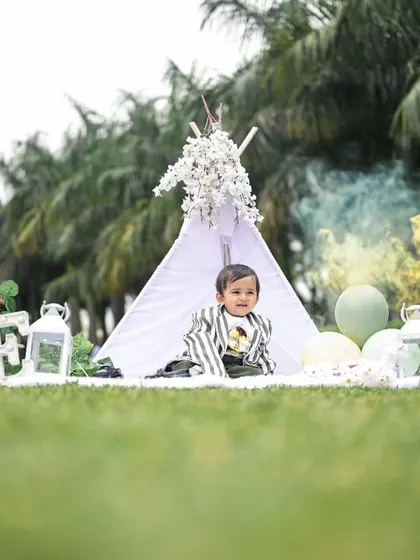 To add a 'wow' factor to this outdoor first birthday shoot, we used colored smoke bombs. It creates a dynamic and vibrant background that makes the photos pop and adds an element of fun to the session.