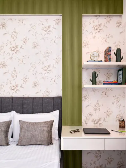 A close-up of the integrated workspace in the daughter's bedroom, with floating shelves and a compact desk.