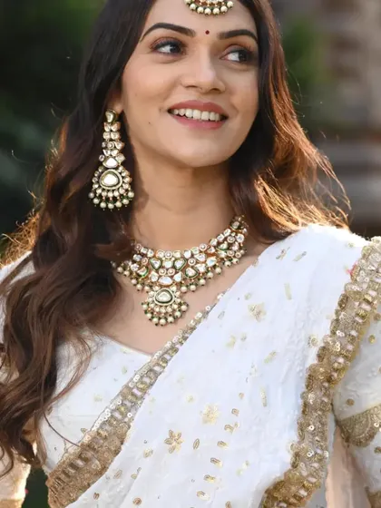 The smile says it all. This look is all about elegance and grace, and the jewellery plays a key role in achieving that.