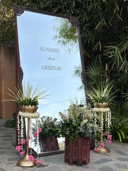 A modern welcome sign on a mirror, elegantly displaying the couple's names.