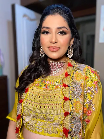 Capturing the magic of the moment for Sonia’s baby shower. I used warm, golden tones on her eyes to complement her vibrant yellow outfit.