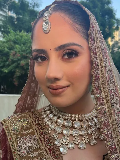 A stunning close-up that received so much love. The makeup is soft, minimal, and elegant, enhancing her natural beauty without overpowering it.