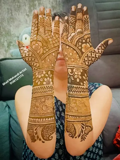 A full-coverage back-of-hand design that is perfect for a bride. The intricate patterns ensure your hands look stunning from every angle.