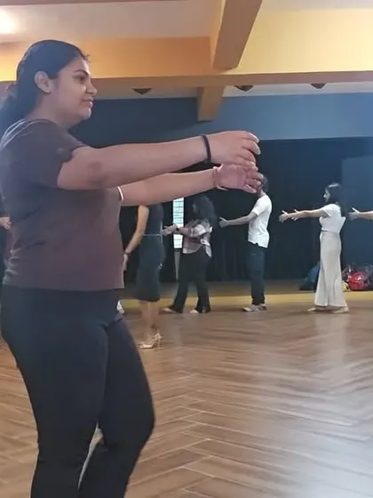 A student practices holding the correct frame during a free introductory workshop. This arm posture is crucial for clear communication between the leader and the follower.