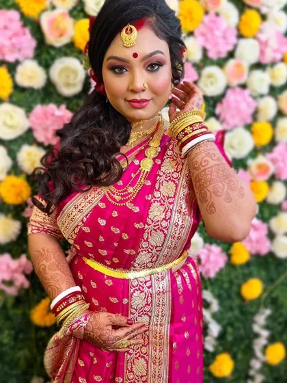 A full view of this stunning Bengali reception look. The makeup, hair, and traditional saree come together to create a look of pure elegance and grace.