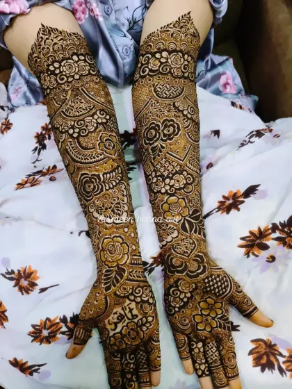 The symmetry in this bridal design is so satisfying. Both hands mirror each other, creating a perfect and balanced look.