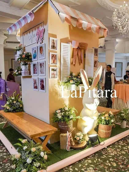 A wider view of the charming house-shaped photo display, complete with a bench for posing.