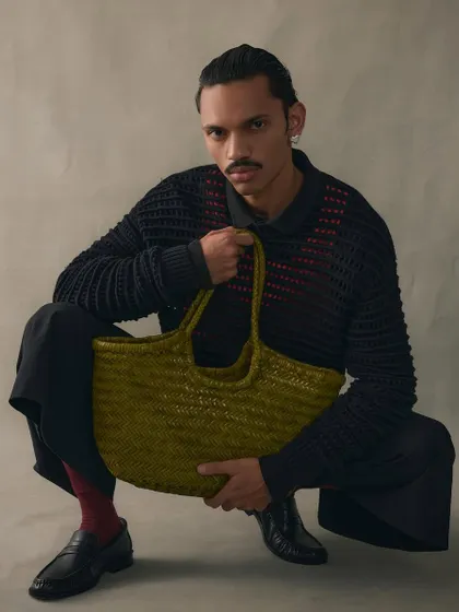A kind of softness that also feels durable. This handwoven Foyer tote in olive green is crafted to be felt, not just seen. Each fold in the leather tells a story of its creation.