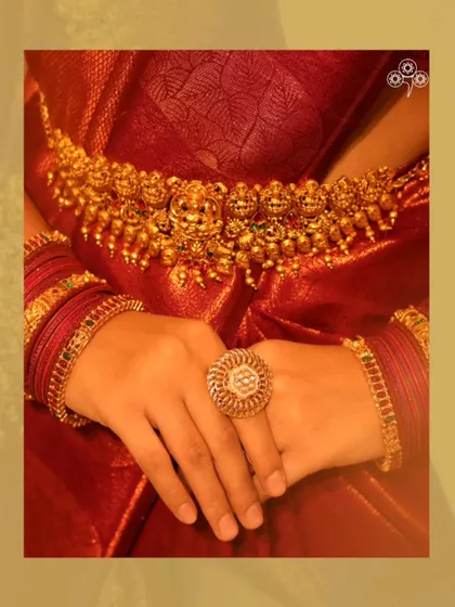 The kamarpatta (waist belt) and bangles complete this stunning South Indian bridal look.