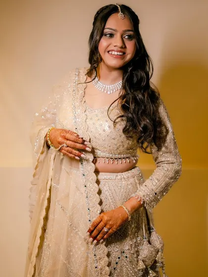 Another lovely shot of Krisha. Her smile and glowing skin are the highlights of this look.