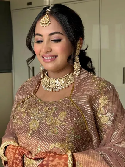 The little one is on the way, and mom-to-be Ayushi is glowing. We went for a traditional look with a beautiful maang tikka and a soft, peachy makeup palette.