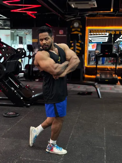 A side chest pose.