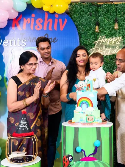 The whole family gathers for the cake cutting, a central moment of any birthday party.