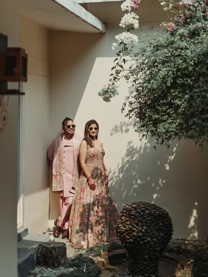 Using natural light and shadows to create a cool, stylish portrait. The couple's relaxed pose in this architectural corner demonstrates how we can find unique spots for photos even in a large resort setting.