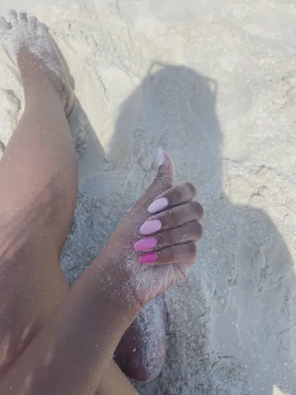 Beach-ready nails featuring a gradient of pink shades. This design is perfect for a vacation.
