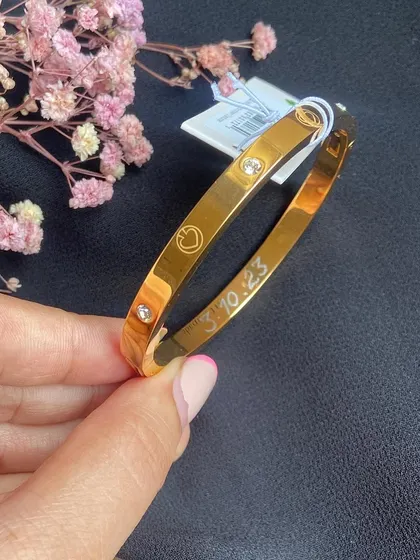 Engraved jewelry is always a yes for me. I love the challenge of working on tiny surfaces like these Kate Spade bracelets and Paul Smith cufflinks. I engraved special dates on them, and I'm so happy with the delicate final outcome.