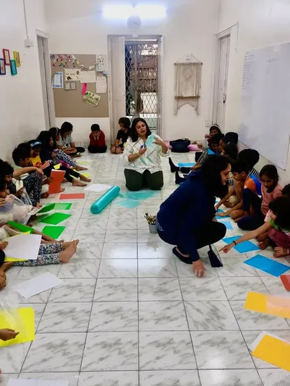 Our parent exploration sessions are bubbling with creativity. Here, children and parent volunteers are fully engaged in a bubble wrap painting session, creating beautiful art together.