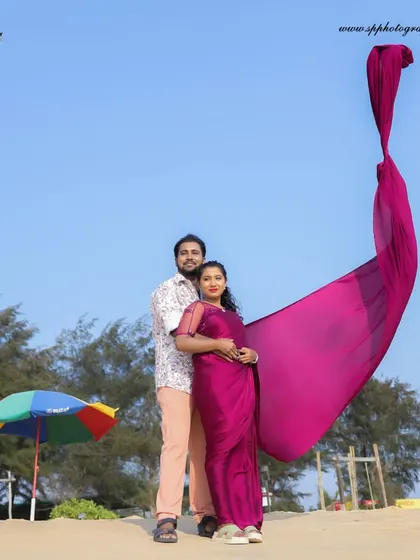 A fun and creative beach pre-wedding photo. We use props like this flowing fabric to add a sense of movement and vibrant color, making the images dynamic and eye-catching.