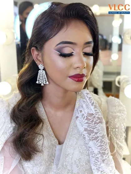 A side profile of the MET Gala look, highlighting the sharp, graphic eyeliner and soft, wavy hairstyle.