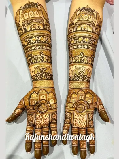 A grand design with palace architecture, elephants, swans, and peacocks, creating a truly royal look.