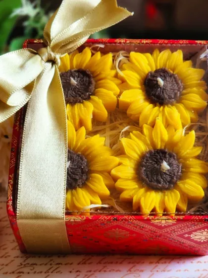 For a touch of sunshine, I created these Sunflower floating candles. This gift box contains a set of four, perfect for adding to a decorative bowl of water for a stunning festive centerpiece.