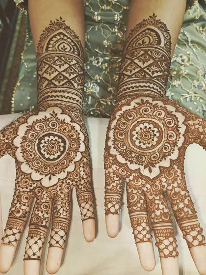 A beautiful example of a mandala-focused design with Arabic influences. The clean lines and use of negative space on the fingers and wrist make the central pattern on the back of the hand the main focus.