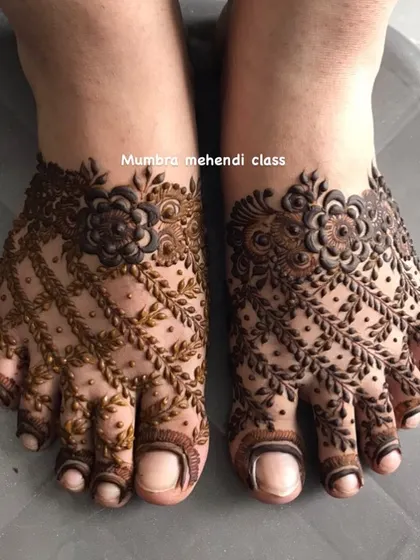 A simple yet elegant foot design with a delicate net pattern and a floral border.