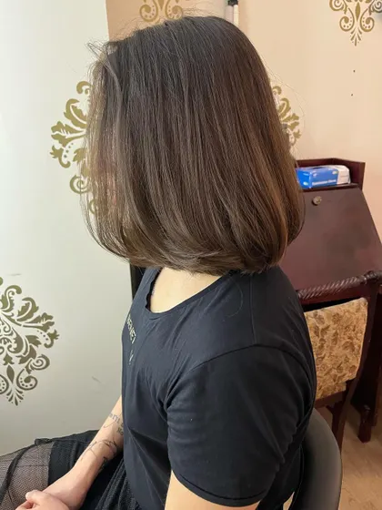 A side view of the long bob.
