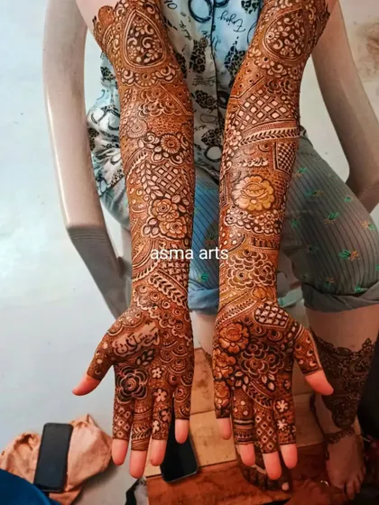 This design shows full coverage on the hands and a portion of the feet. The patterns are consistent and flow beautifully, creating a complete and harmonious bridal look.