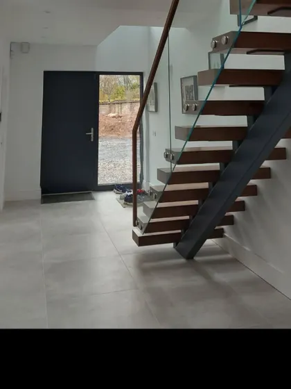 This angle shows how the floating staircase design keeps the ground floor clear and enhances the sense of space in the entryway.