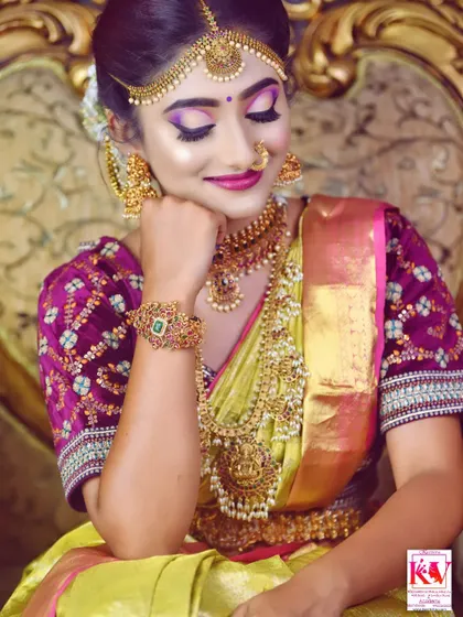A complete South Indian bridal look created during a live demo for my students. This showcases a bold eye with purple and gold tones, glowing skin, and layers of traditional gold temple jewellery.