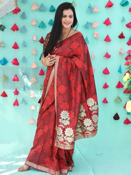 Sharing some homegrown brands perfect for the wedding season. This red Banarasi saree is from Ekana Label, one of my go-to brands for beautiful, traditional sarees.