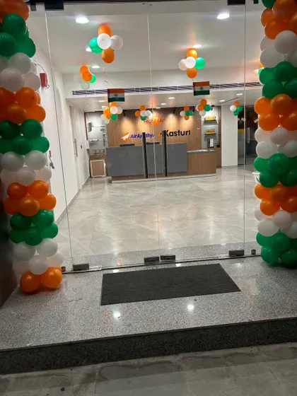 Here’s an example of a corporate office entrance I decorated for Independence Day. I created two large balloon pillars in the tricolor theme to frame the glass doors, setting a patriotic and welcoming tone for employees and visitors right from the entrance.