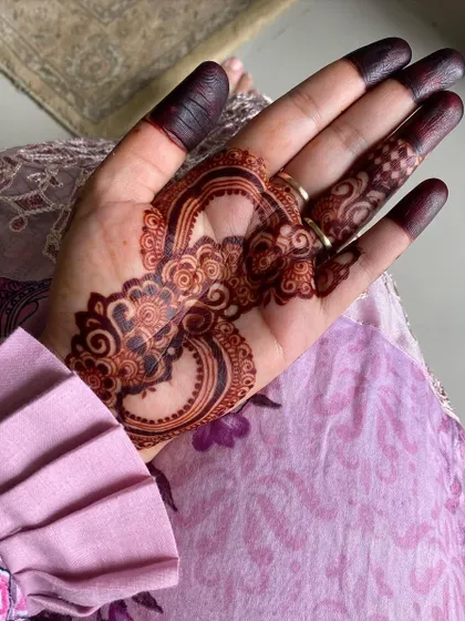 The mature stain of a delicate design on the back of the hand, showing how beautifully the patterns develop.