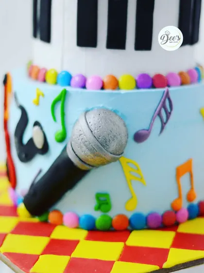 A close-up of the edible microphone and colorful musical notes.