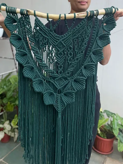 Another view of the 'Heer' tapestry. You can really see the scale of it here. It's a piece that takes many hours of work, but the result is so worth it.